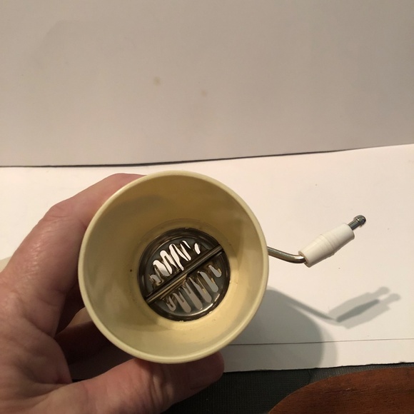 Retro Gemco nut grinder, comes with glass bottom, plastic grinder and lid. - Picture 5 of 8